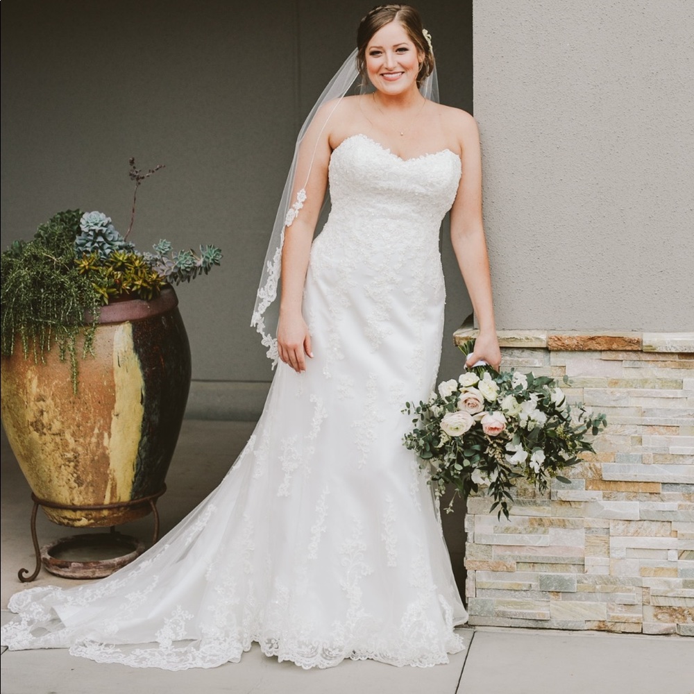 WEDDING DRESS—Sweetheart Neckline with optional beaded cap sleeves ＳＩＺＥ １６